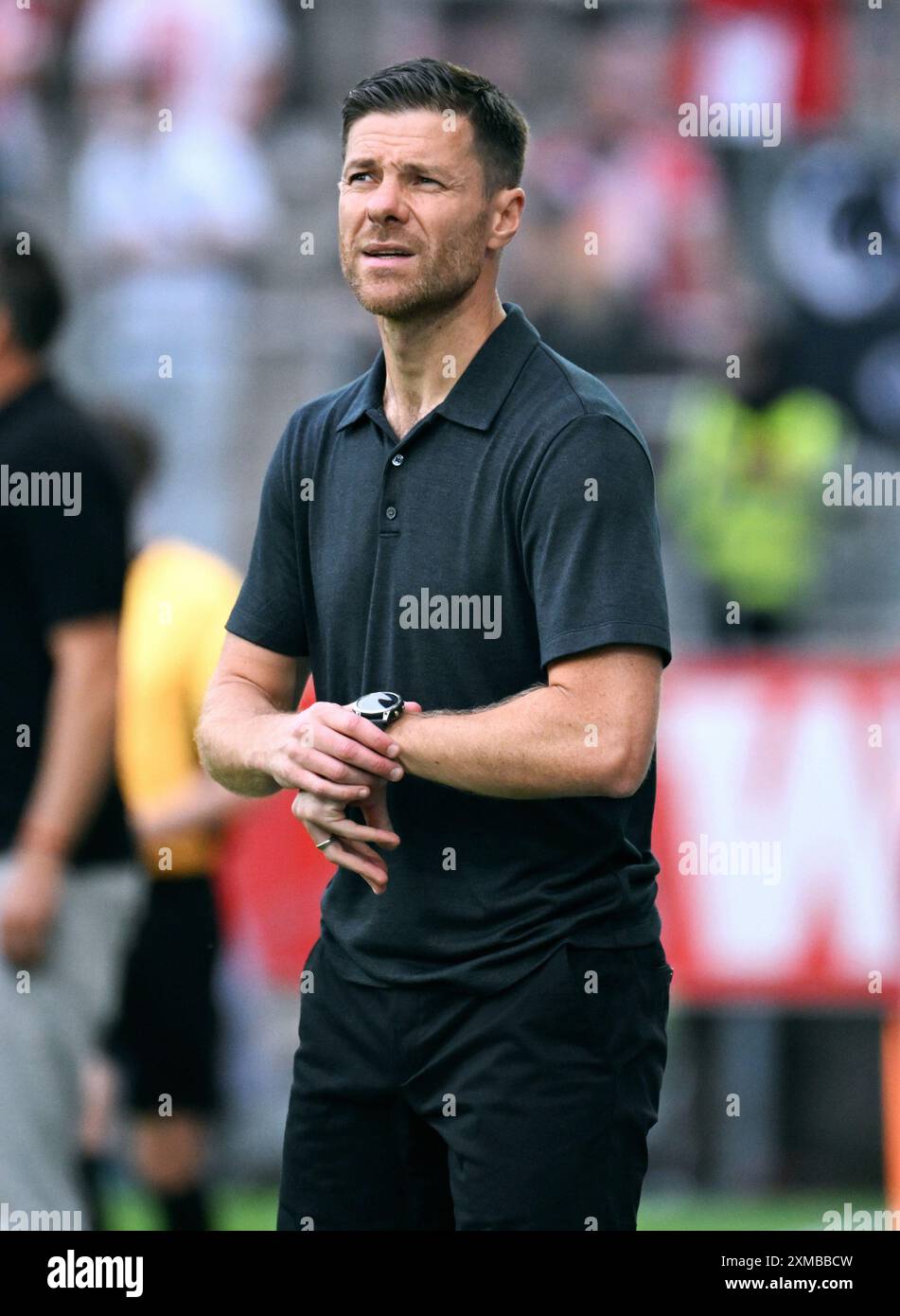 Calcio, Germania, uomini, Bundesliga, test match per la stagione 2024/2025, Stadion an der Hafenstrasse Essen; Rot Weiss Essen - Bayer Leverkusen; allenatore Xabi Alonso (LEV). Foto Stock