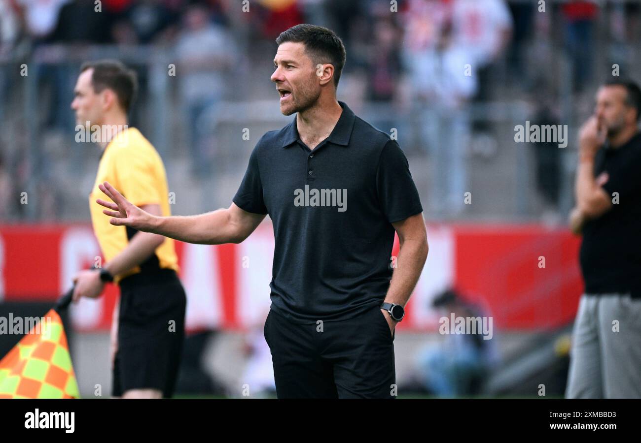 Calcio, Germania, uomini, Bundesliga, test match per la stagione 2024/2025, Stadion an der Hafenstrasse Essen; Rot Weiss Essen - Bayer Leverkusen; allenatore Xabi Alonso (LEV). Foto Stock