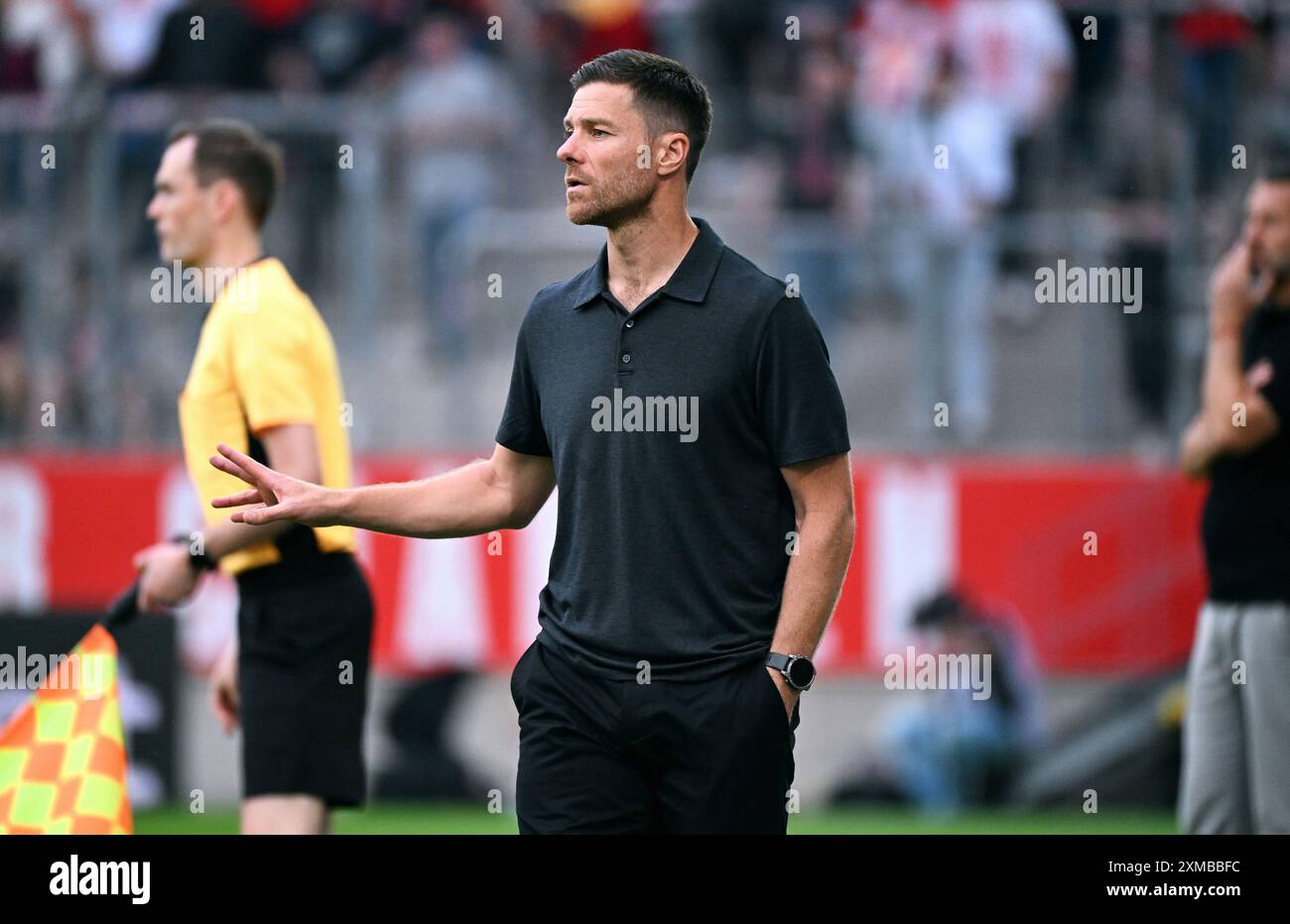 Calcio, Germania, uomini, Bundesliga, test match per la stagione 2024/2025, Stadion an der Hafenstrasse Essen; Rot Weiss Essen - Bayer Leverkusen; allenatore Xabi Alonso (LEV). Foto Stock