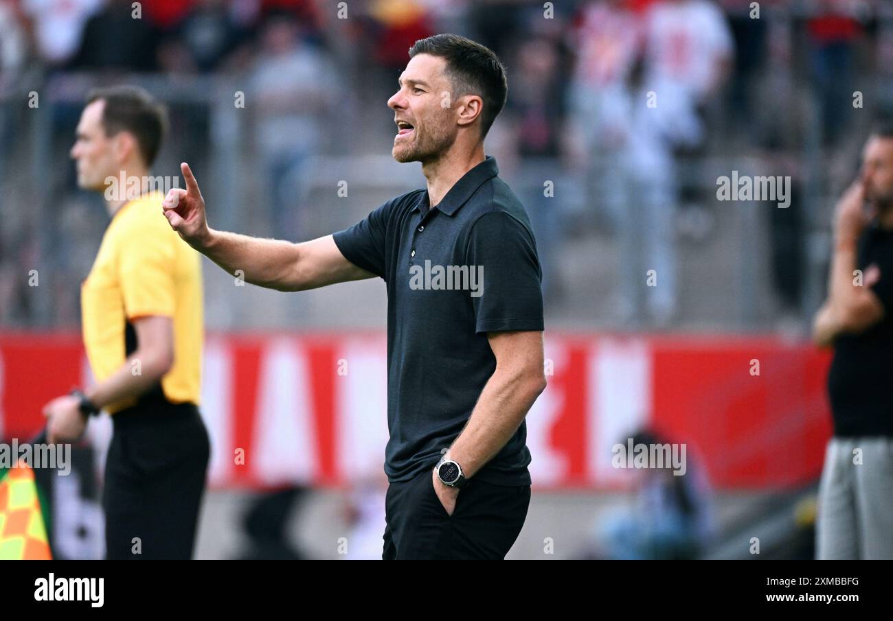 Calcio, Germania, uomini, Bundesliga, test match per la stagione 2024/2025, Stadion an der Hafenstrasse Essen; Rot Weiss Essen - Bayer Leverkusen; allenatore Xabi Alonso (LEV). Foto Stock