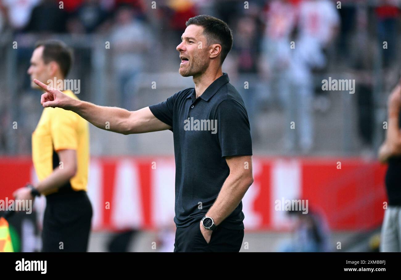 Calcio, Germania, uomini, Bundesliga, test match per la stagione 2024/2025, Stadion an der Hafenstrasse Essen; Rot Weiss Essen - Bayer Leverkusen; allenatore Xabi Alonso (LEV). Foto Stock