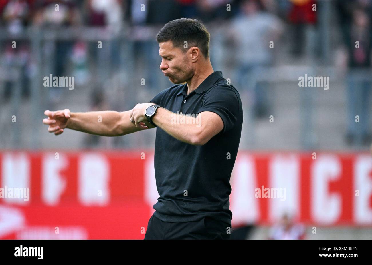 Calcio, Germania, uomini, Bundesliga, test match per la stagione 2024/2025, Stadion an der Hafenstrasse Essen; Rot Weiss Essen - Bayer Leverkusen; allenatore Xabi Alonso (LEV). Foto Stock