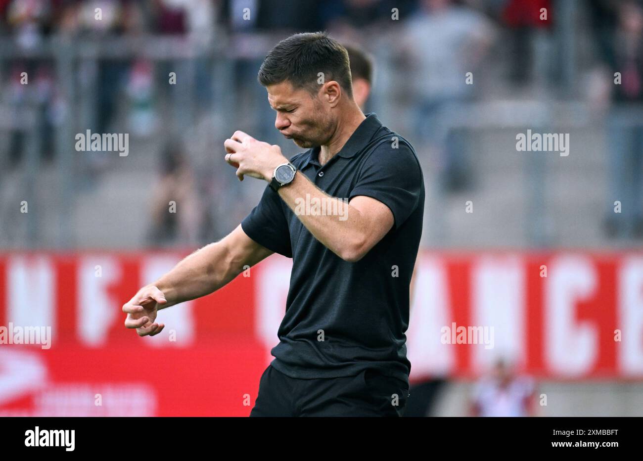 Calcio, Germania, uomini, Bundesliga, test match per la stagione 2024/2025, Stadion an der Hafenstrasse Essen; Rot Weiss Essen - Bayer Leverkusen; allenatore Xabi Alonso (LEV). Foto Stock