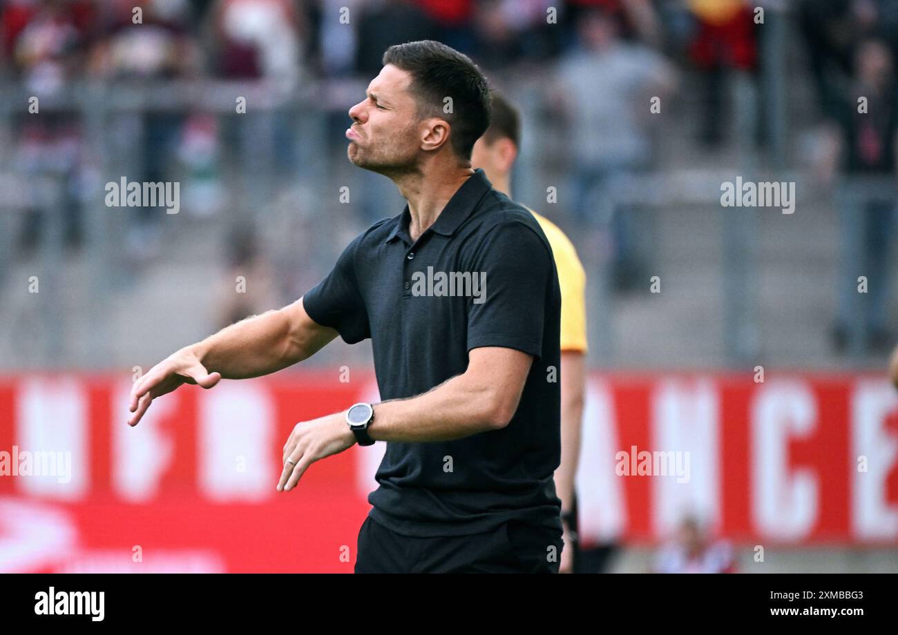 Calcio, Germania, uomini, Bundesliga, test match per la stagione 2024/2025, Stadion an der Hafenstrasse Essen; Rot Weiss Essen - Bayer Leverkusen; allenatore Xabi Alonso (LEV). Foto Stock