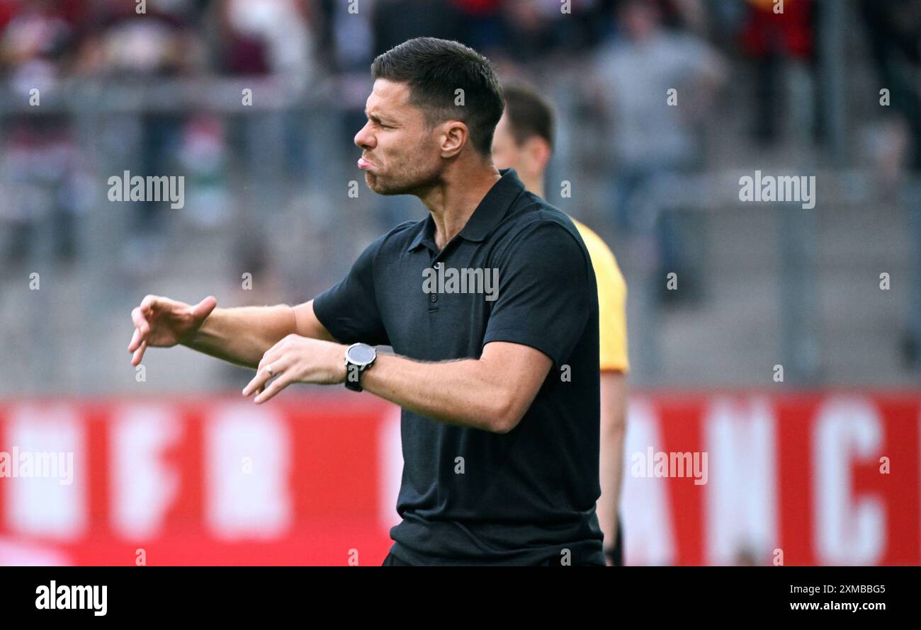 Calcio, Germania, uomini, Bundesliga, test match per la stagione 2024/2025, Stadion an der Hafenstrasse Essen; Rot Weiss Essen - Bayer Leverkusen; allenatore Xabi Alonso (LEV). Foto Stock