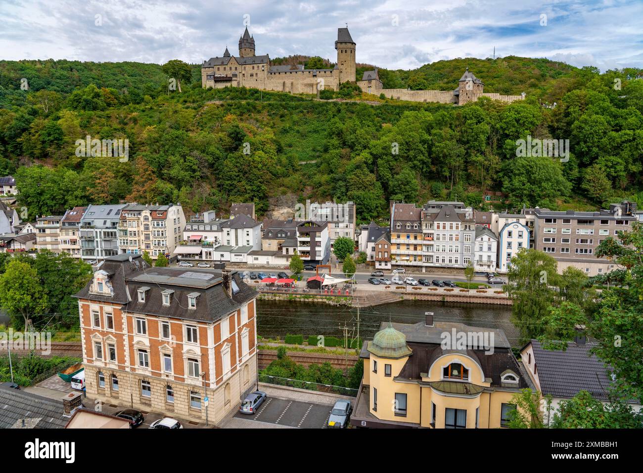 La città di Altena nel Sauerland, Maerkischer Kreis, il castello di Altena, il primo ostello della gioventù tedesco, sul fiume Lenne, Renania settentrionale-Vestfalia Foto Stock