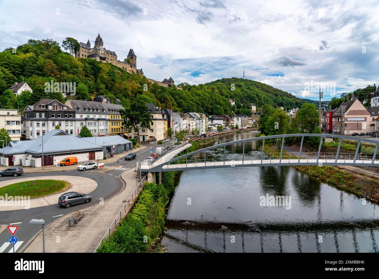 La città di Altena nel Sauerland, Maerkischer Kreis, il castello di Altena, il primo ostello della gioventù tedesco, sul fiume Lenne, Renania settentrionale-Vestfalia Foto Stock