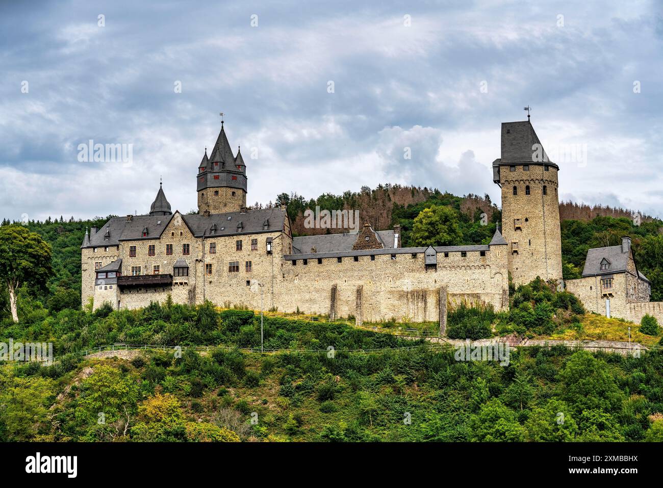 La città di Altena nel Sauerland, Maerkischer Kreis, il castello di Altena, il primo ostello della gioventù in Germania Foto Stock