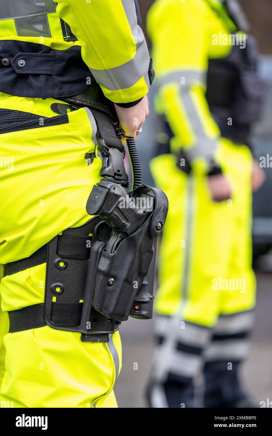 Polizia, poliziotto, arma nella custodia per coscia, uniforme della polizia autostradale della Renania settentrionale-Vestfalia Foto Stock