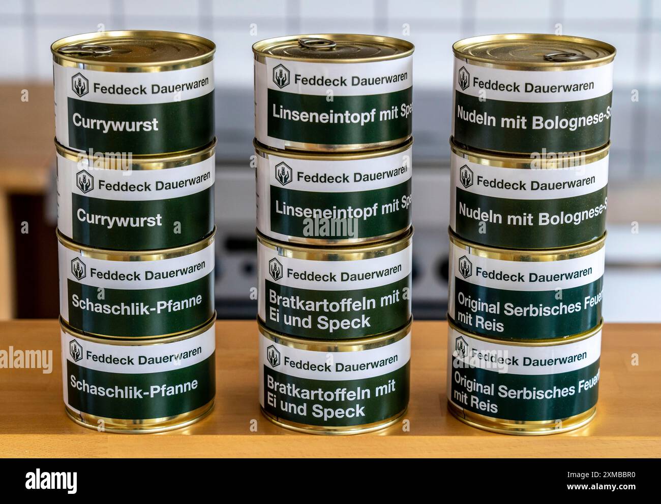 Preparazione di emergenza, stoccaggio di cibo in una famiglia, pasti pronti di lunga durata in lattine, può essere conservato per un massimo di 10 anni Foto Stock