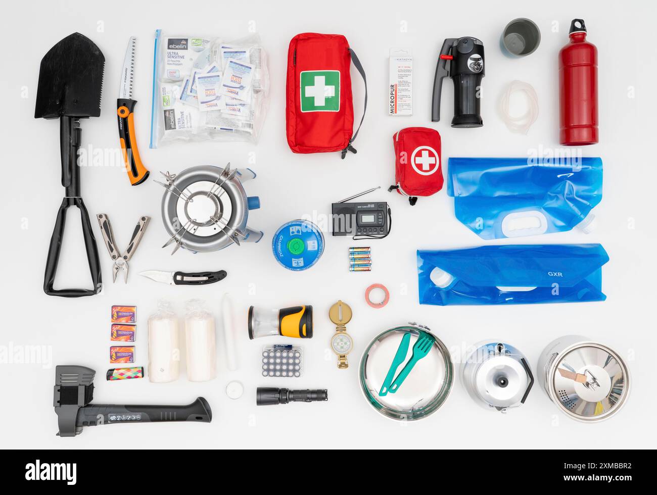 Equipaggiamenti di emergenza, per la casa, equipaggiamenti di sopravvivenza per le emergenze, secondo i suggerimenti dell'Ufficio federale della protezione civile e. Foto Stock