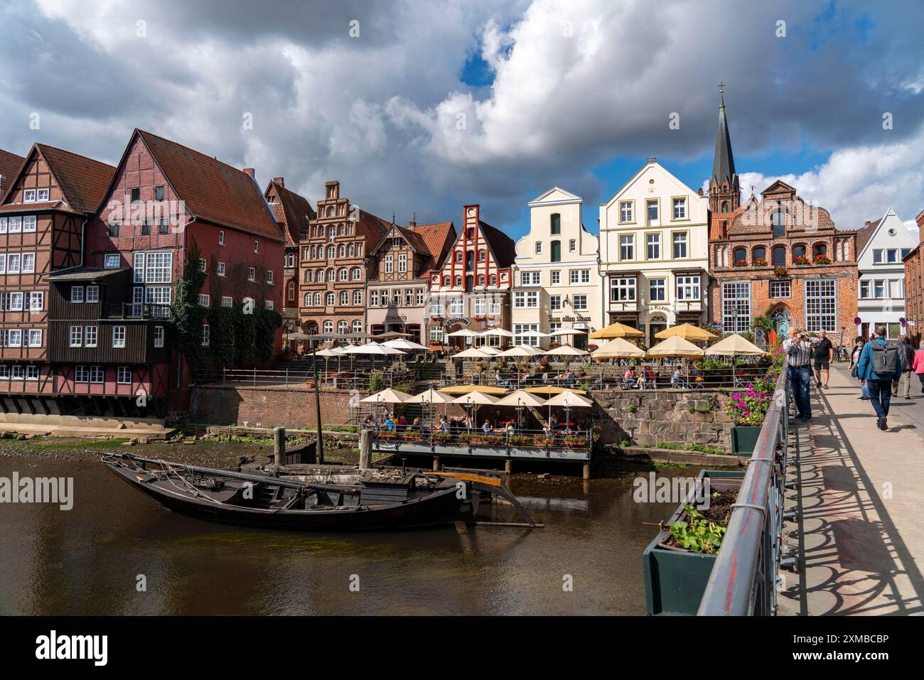 La città vecchia di Lueneburg, piazza Stintmarkt sul fiume Ilmenau, lo storico quartiere portuale, numerosi ristoranti, pub, caffè, bassa Sassonia, Germania Foto Stock