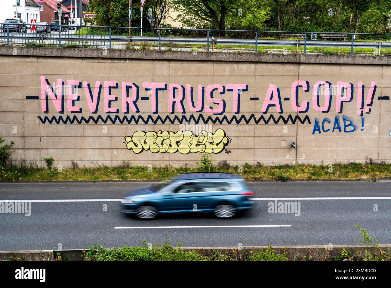 Graffiti, murale sull'autostrada A40, incrocio Muelheim-Styrum, mai fidarsi di un poliziotto, critiche alla polizia, violenza verbale contro gli agenti di polizia Foto Stock