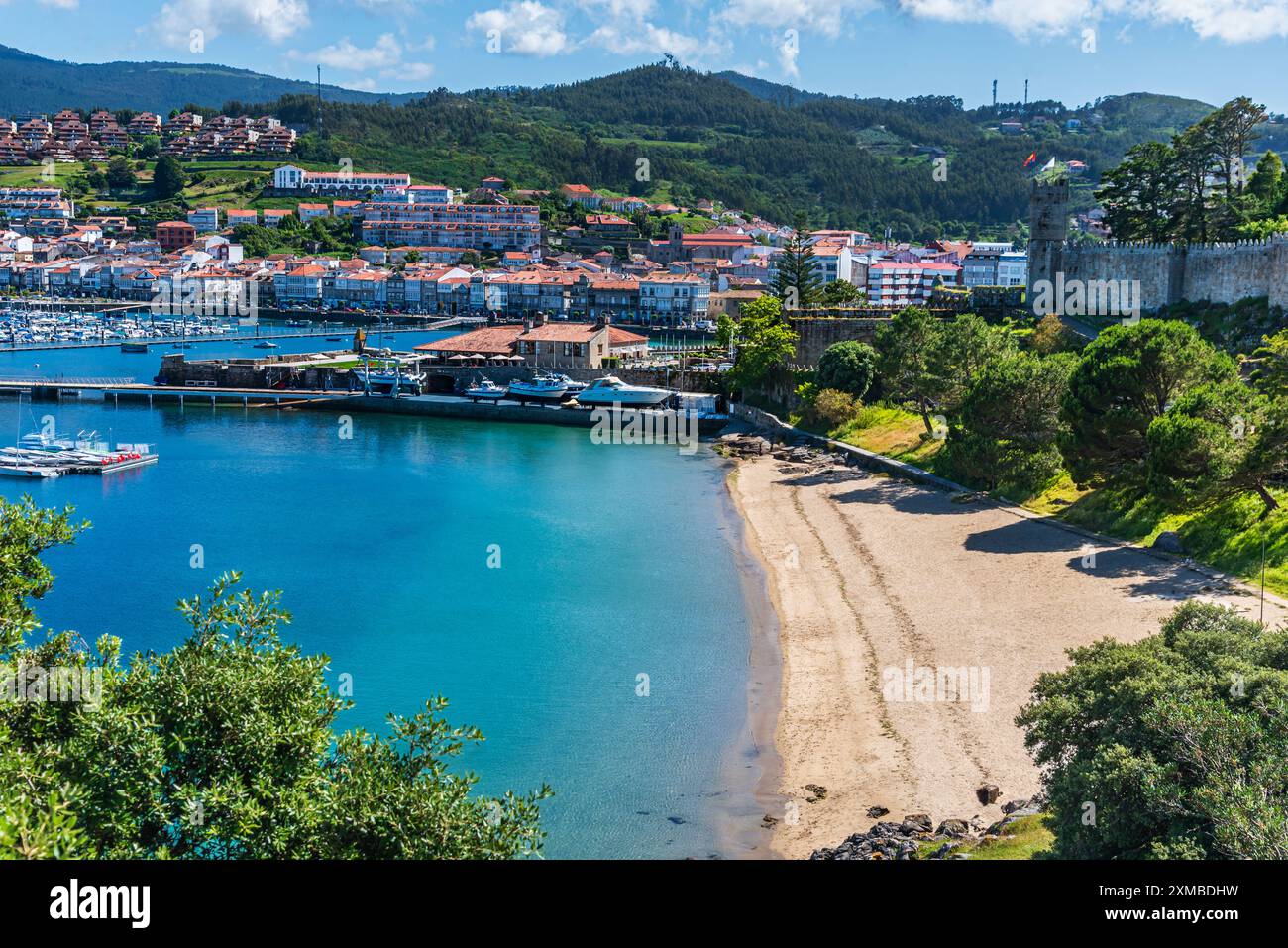 Spiaggia di Barbeira e porticciolo nella città di Baiona, Pontevedra Foto Stock