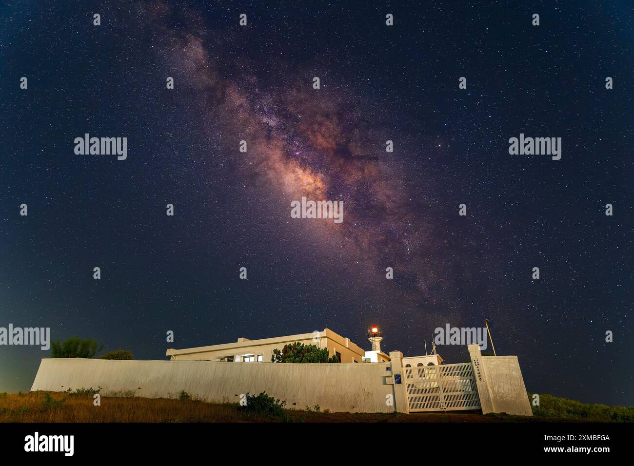La via Lattea e il faro di Qimei Foto Stock