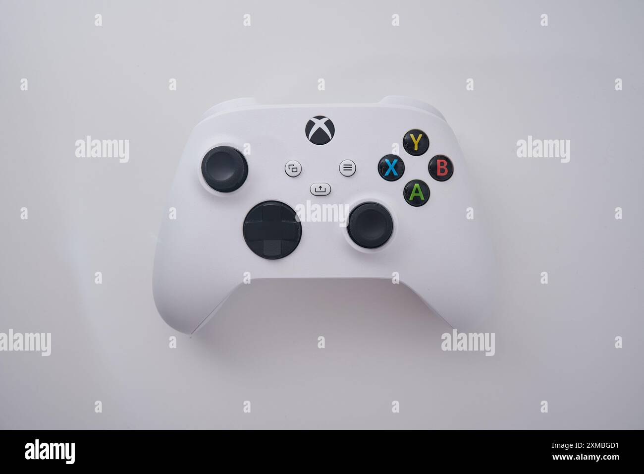 Un controller XBOX serie S bianco girato dall'alto (vista dall'alto) Foto Stock