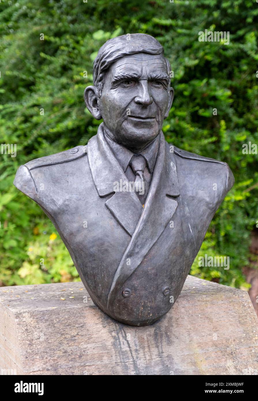 Statua in bronzo di Bill McLaren, commentatore della BBC Rugby Union, situata a Wilton Lodge Park, Hawick, Scozia Regno Unito Foto Stock
