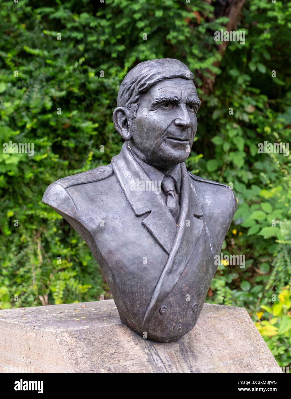 Statua in bronzo di Bill McLaren, commentatore della BBC Rugby Union, situata a Wilton Lodge Park, Hawick, Scozia Regno Unito Foto Stock