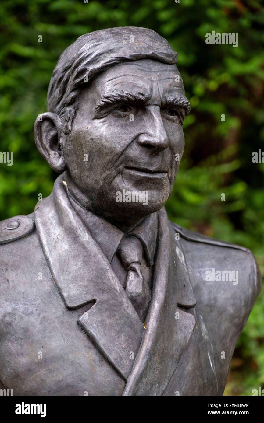 Statua in bronzo di Bill McLaren, commentatore della BBC Rugby Union, situata a Wilton Lodge Park, Hawick, Scozia Regno Unito Foto Stock