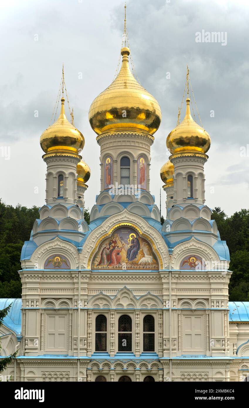 Cupole dorate della chiesa ortodossa di San Pietro e Paolo, Karlovy Vary, Boemia, Repubblica Ceca Foto Stock