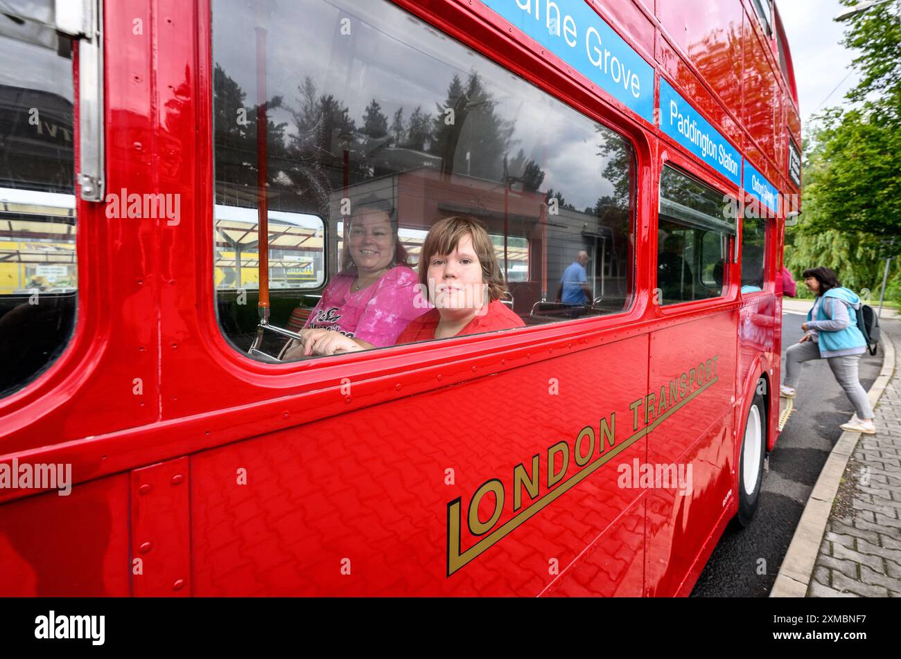 Decin, Repubblica Ceca. 27 luglio 2024. Storico autobus a due piani dal 1969 a una fermata prima di un giro turistico attraverso la città di Decin, Repubblica Ceca, 27 luglio 2024. L'autobus a due piani, che ha attraversato le strade di Londra negli anni '1960, è stato riparato l'anno scorso dai dipendenti della Decin Transport Company. Crediti: Ondrej Hajek/CTK Photo/Alamy Live News Foto Stock