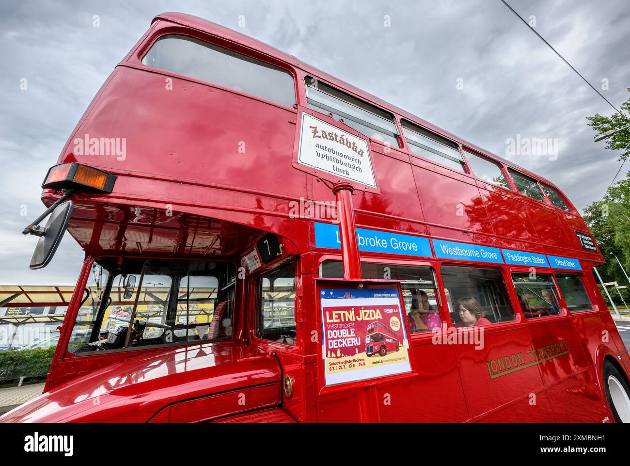 Decin, Repubblica Ceca. 27 luglio 2024. Storico autobus a due piani dal 1969 a una fermata prima di un giro turistico attraverso la città di Decin, Repubblica Ceca, 27 luglio 2024. L'autobus a due piani, che ha attraversato le strade di Londra negli anni '1960, è stato riparato l'anno scorso dai dipendenti della Decin Transport Company. Crediti: Ondrej Hajek/CTK Photo/Alamy Live News Foto Stock