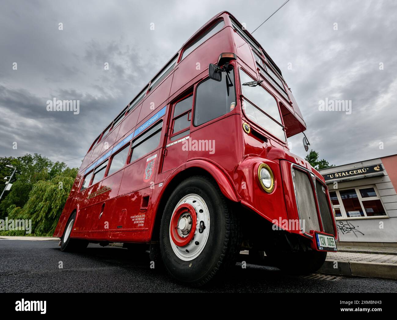 Decin, Repubblica Ceca. 27 luglio 2024. Storico autobus a due piani dal 1969 a una fermata prima di un giro turistico attraverso la città di Decin, Repubblica Ceca, 27 luglio 2024. L'autobus a due piani, che ha attraversato le strade di Londra negli anni '1960, è stato riparato l'anno scorso dai dipendenti della Decin Transport Company. Crediti: Ondrej Hajek/CTK Photo/Alamy Live News Foto Stock