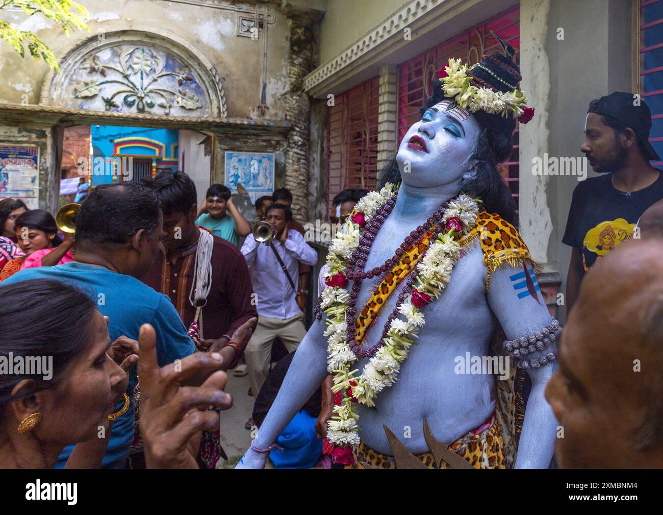 Processione del Signore Shiva con i devoti al festival Lal Kach, Divisione di Dhaka, Tongibari, Bangladesh Foto Stock