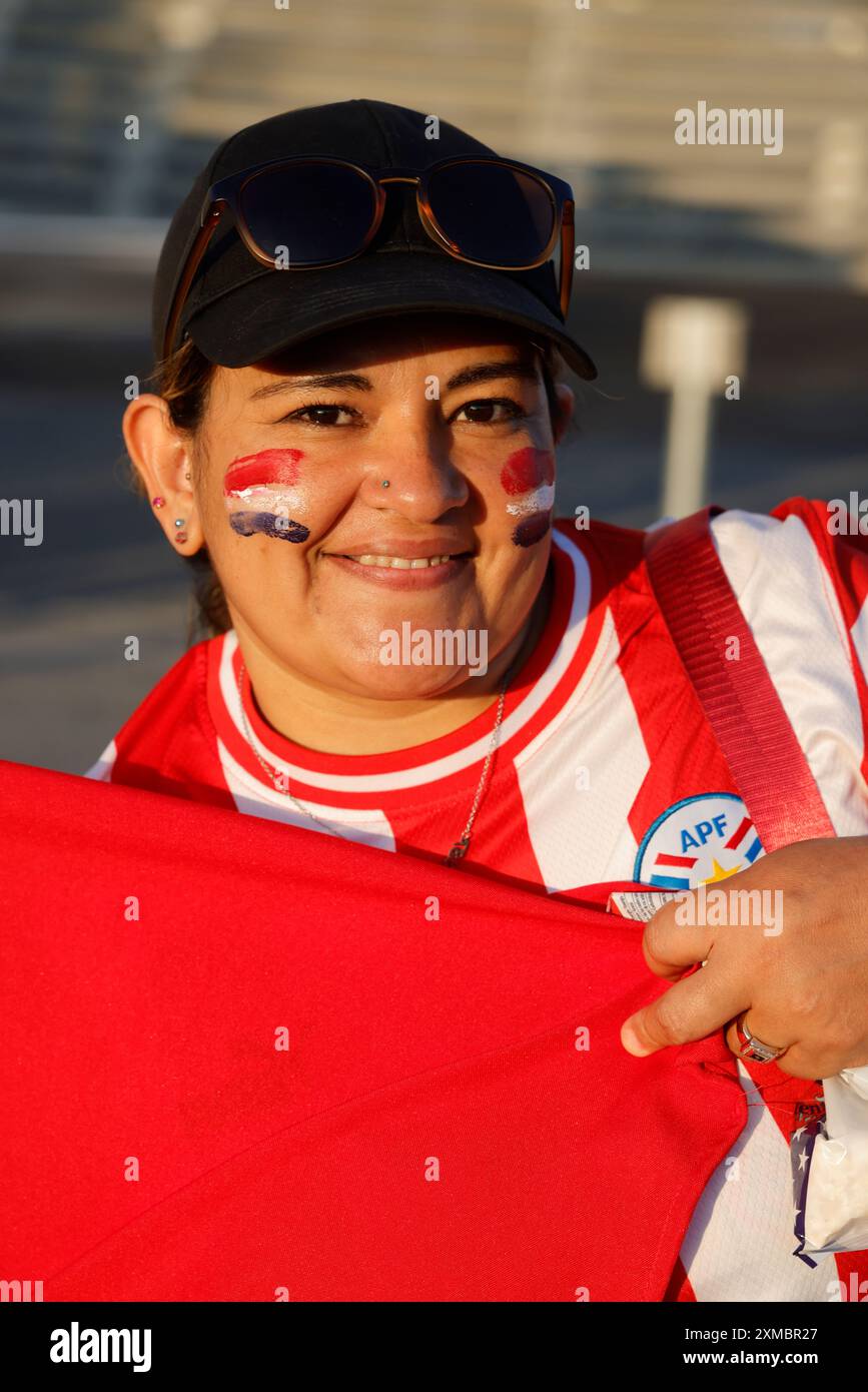 Popolo della Repubblica del Paraguay. Tifosi del Paraguay durante i Giochi Olimpici di Parigi 2024. Uscita della partita di calcio maschile Giappone-Paraguay (Punteggio: Giappone 5 Foto Stock