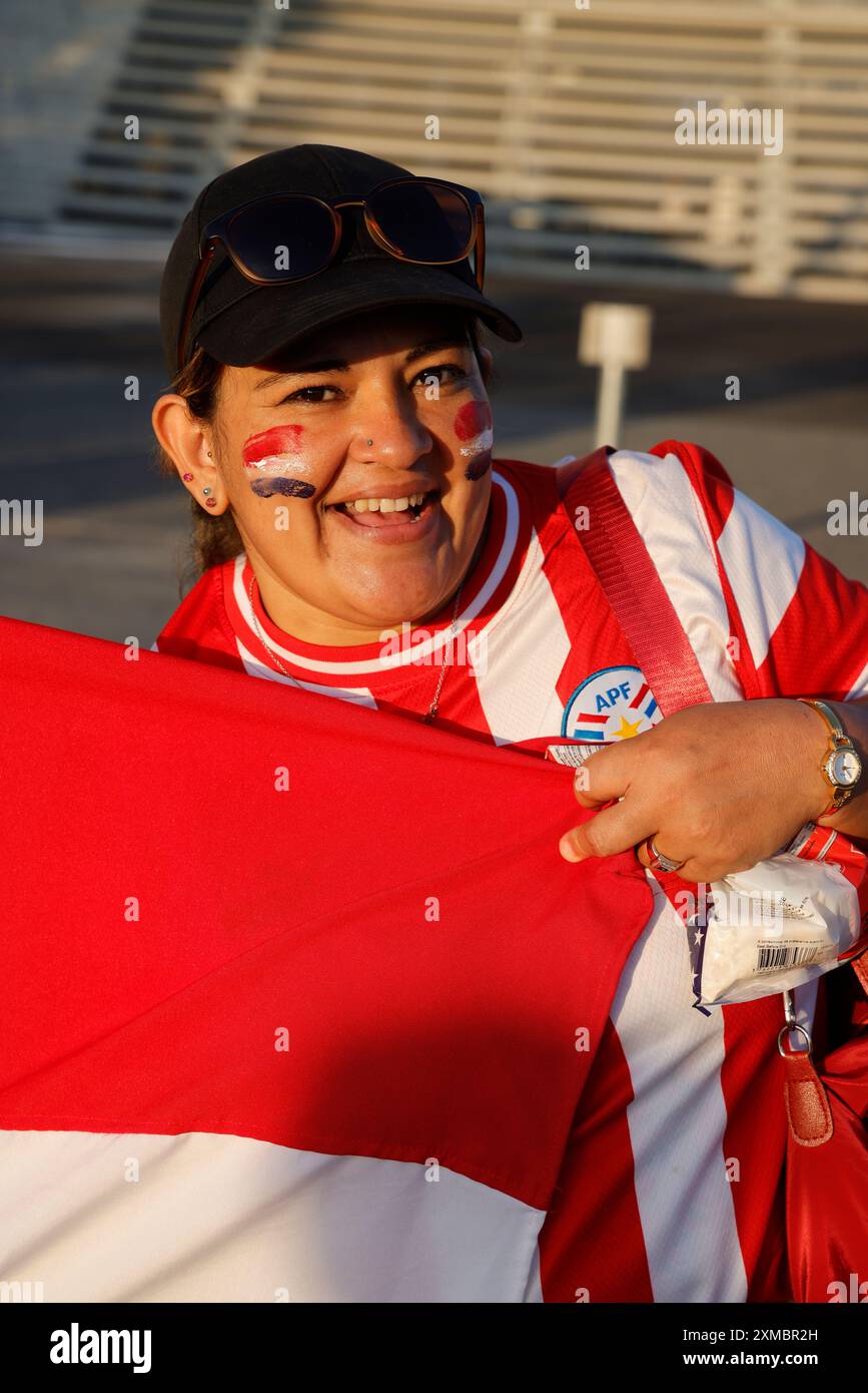 Popolo della Repubblica del Paraguay. Tifosi del Paraguay durante i Giochi Olimpici di Parigi 2024. Uscita della partita di calcio maschile Giappone-Paraguay (Punteggio: Giappone 5 Foto Stock