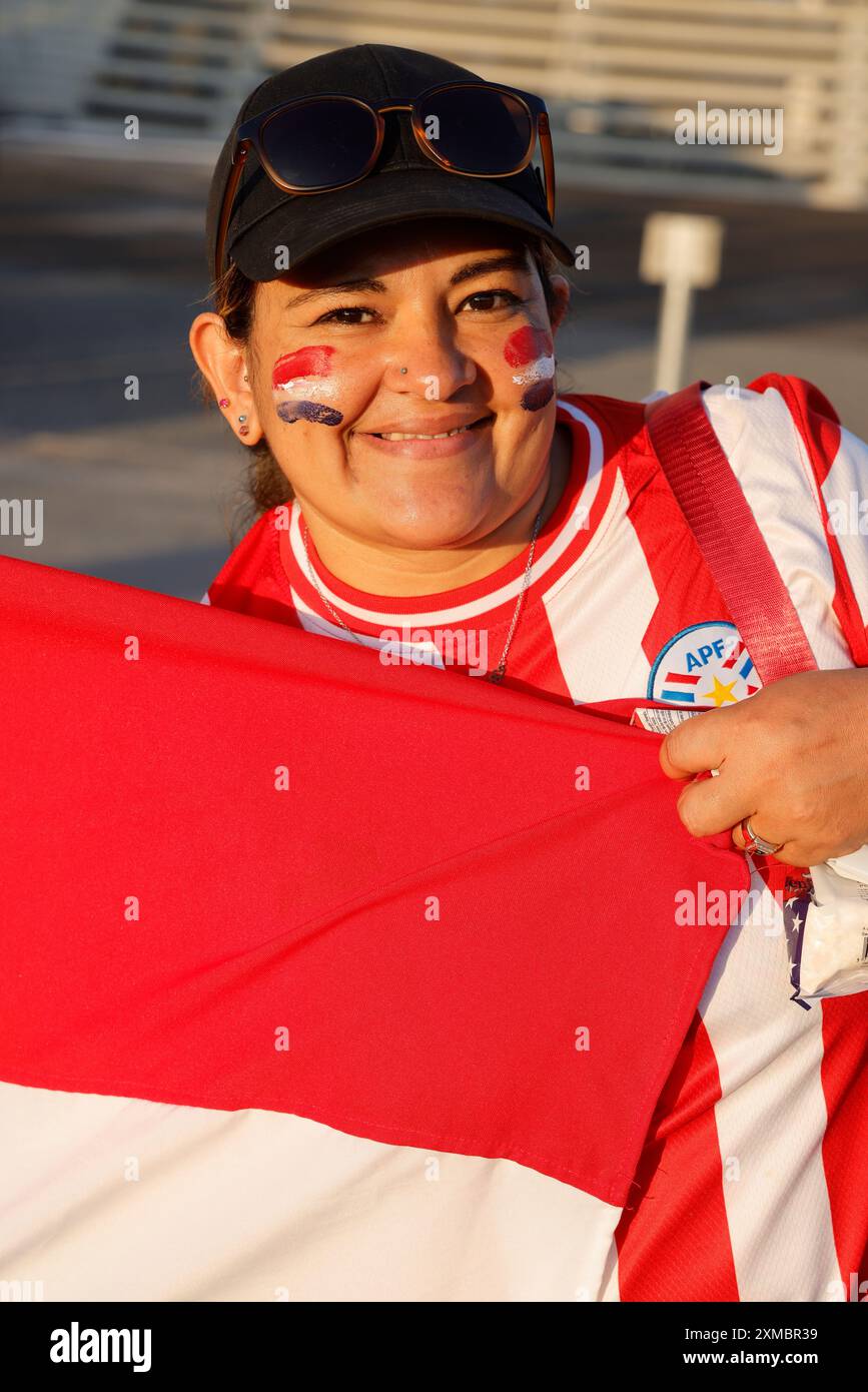 Popolo della Repubblica del Paraguay. Tifosi del Paraguay durante i Giochi Olimpici di Parigi 2024. Uscita della partita di calcio maschile Giappone-Paraguay (Punteggio: Giappone 5 Foto Stock