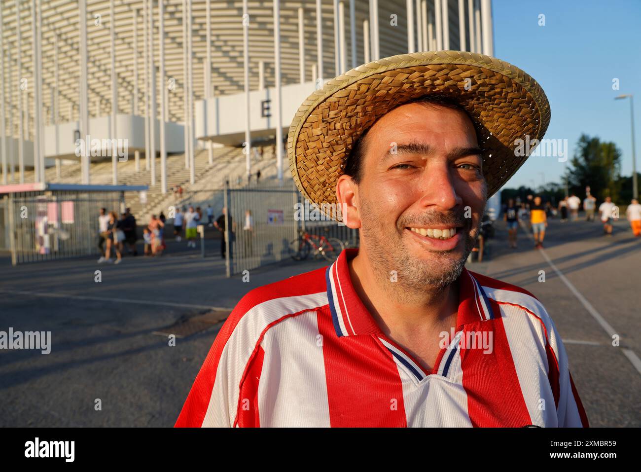 Popolo della Repubblica del Paraguay. Tifosi del Paraguay durante i Giochi Olimpici di Parigi 2024. Uscita della partita di calcio maschile Giappone-Paraguay (Punteggio: Giappone 5 Foto Stock