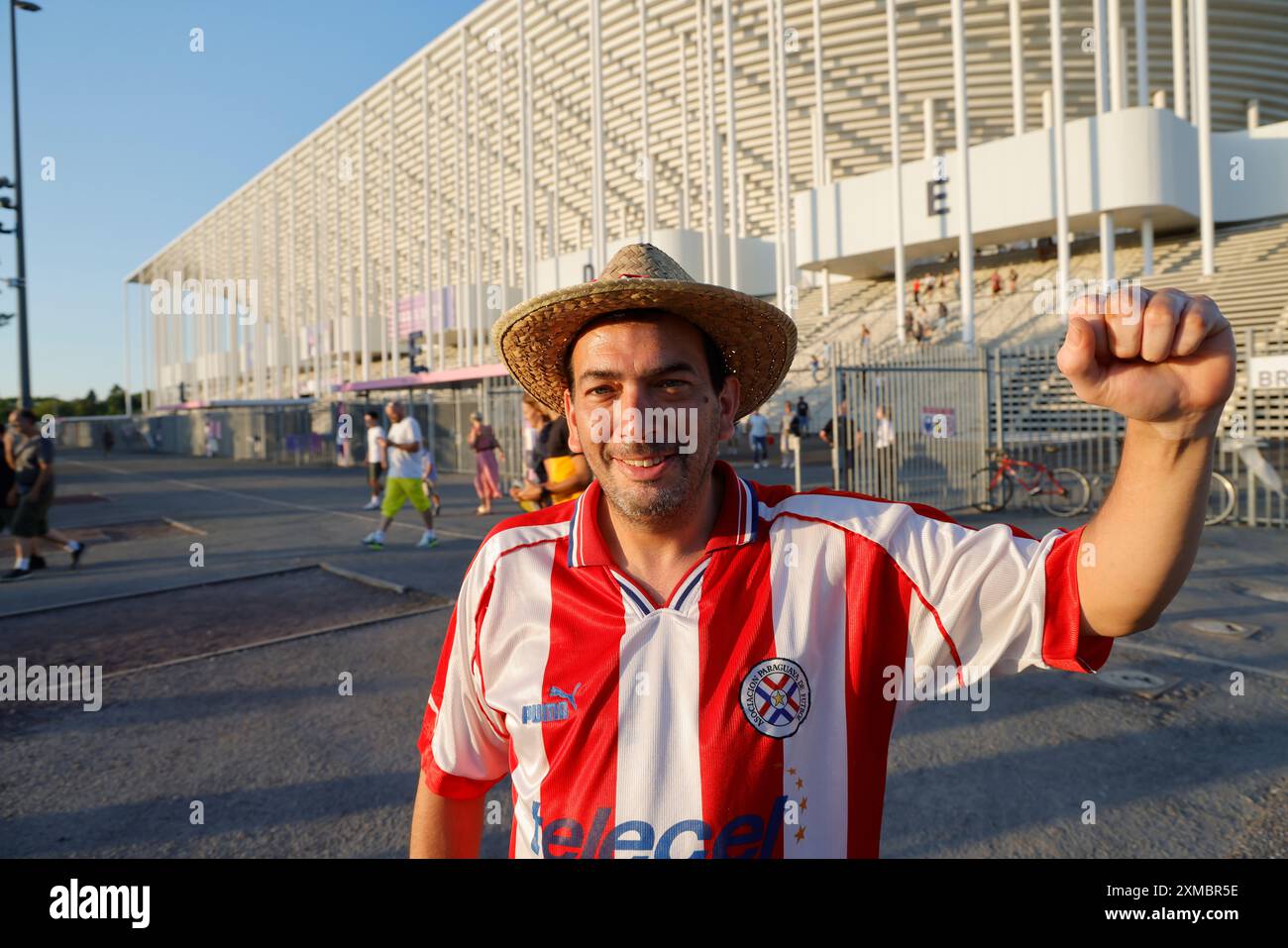 Popolo della Repubblica del Paraguay. Tifosi del Paraguay durante i Giochi Olimpici di Parigi 2024. Uscita della partita di calcio maschile Giappone-Paraguay (Punteggio: Giappone 5 Foto Stock