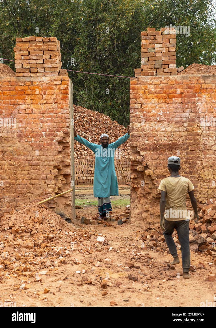 Onwer si trova all'ingresso di un forno della sua fabbrica di mattoni, Sylhet Division, Bahubal, Bangladesh Foto Stock