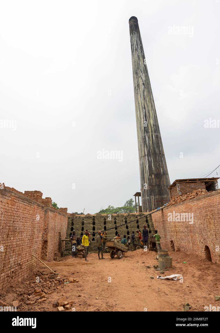Lavoratori all'ingresso di un forno di una fabbrica di mattoni, la divisione Sylhet, Bahubal, Bangladesh Foto Stock