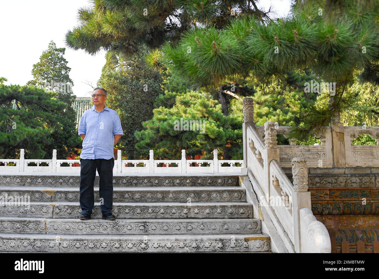 (240727) -- PECHINO, 27 luglio 2024 (Xinhua) -- LYU Zhou è raffigurato sull'altare del Dio dell'Agricoltura a Pechino, capitale della Cina, 18 giugno 2024. LYU Zhou è il leader del gruppo per la compilazione di testi sul team di candidatura del Patrimonio Mondiale dell'asse centrale di Pechino e direttore del National Heritage Center dell'Università di Tsinghua. LYU e il suo team si sono dedicati a spiegare al mondo il valore unico del patrimonio culturale dell'asse centrale di Pechino -- un complesso di edifici che mostra l'ordine ideale della capitale cinese. Alla sua grande gioia, l'organo educativo, scientifico e culturale delle Nazioni Unite Foto Stock