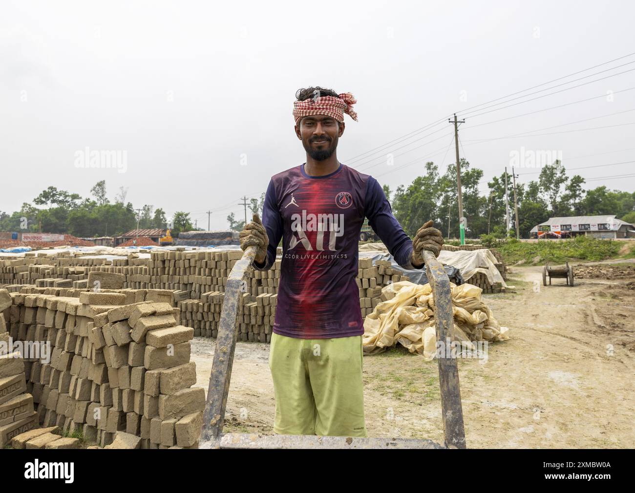 Lavoratore in una fabbrica di mattoni, Sylhet Division, Bahubal, Bangladesh Foto Stock