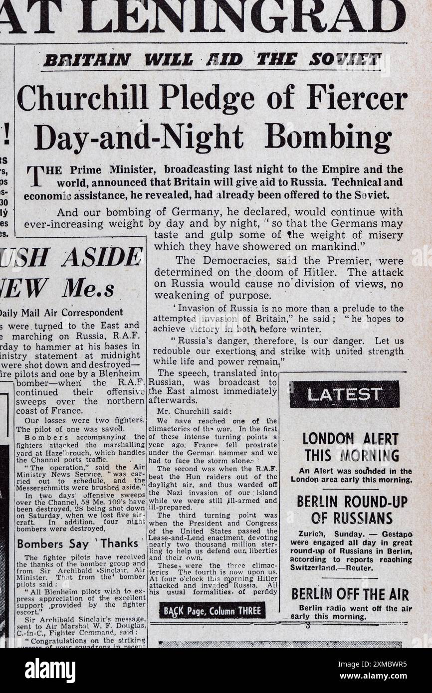 "Churchill Pledge of Fiercer Day and Night Bombing" titolo in prima pagina del Daily mail (replica), 23 giugno 1941. Foto Stock