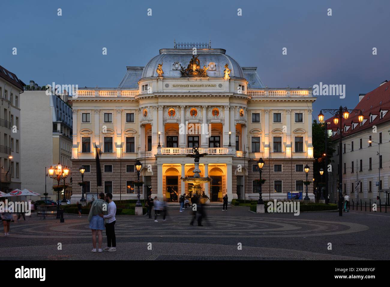 Bratislava, Slovacchia - maggio 25 2024: Teatro nazionale slovacco o edificio storico Slovenske Narodne Divadlo di notte Foto Stock