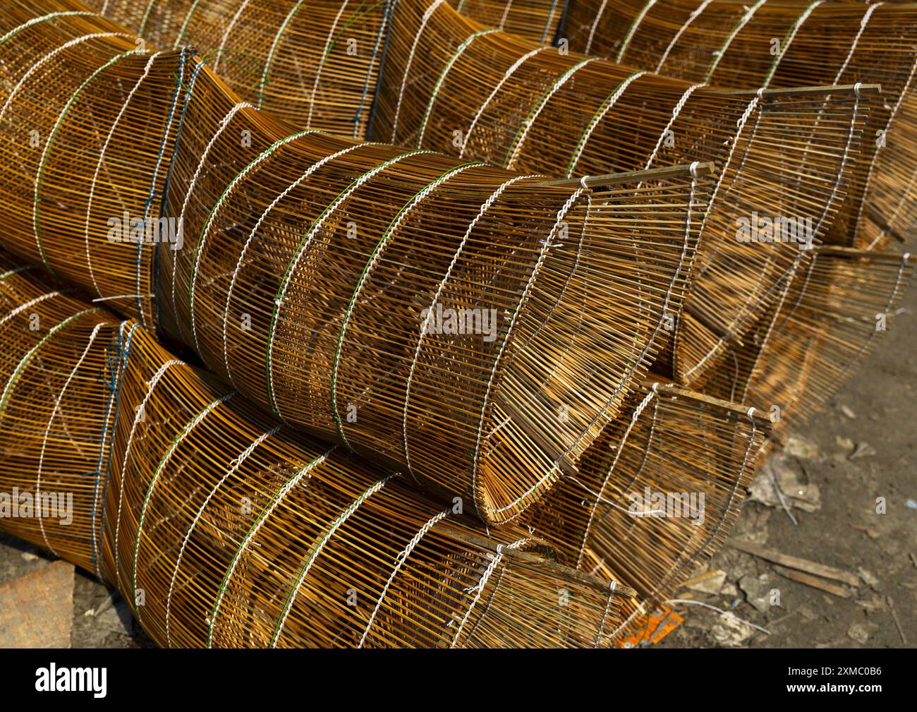 Trappole per pesci di bambù tradizionali fatte a mano, divisione Barisal, Harta, Bangladesh Foto Stock