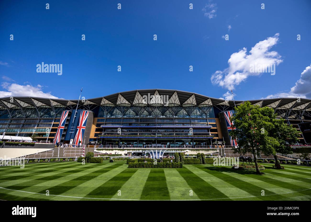 Vista generale del terreno durante il QIPCO King George Day all'Ascot Racecourse, Berkshire. Data foto: Sabato 27 luglio 2024. Foto Stock