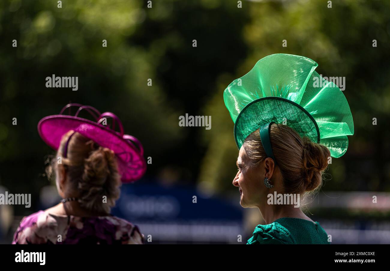 Vista generale degli spettatori che arrivano durante il QIPCO King George Day all'ippodromo di Ascot, Berkshire. Data foto: Sabato 27 luglio 2024. Foto Stock