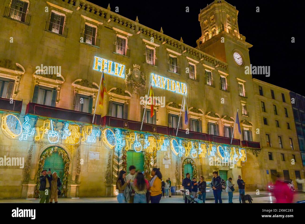 Alicante, Spagna - 4 dicembre 2023: Bellissime decorazioni natalizie di notte nella città di Alicante Foto Stock