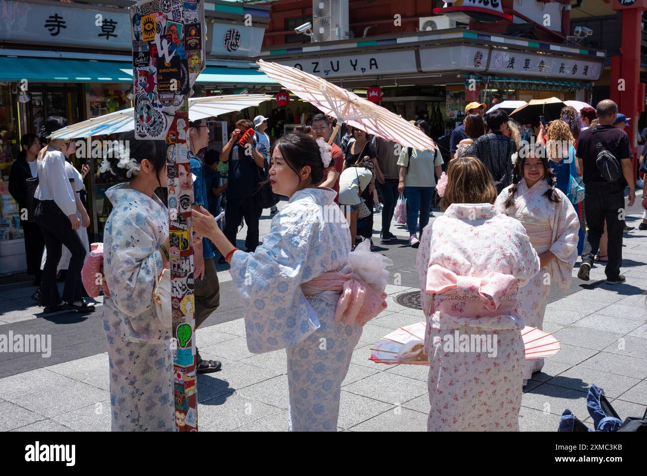 Tokyo, Giappone - 15 giugno 2024: Le donne indossano kimono mentre visitano Nakamise, la strada dello shopping più famosa di Asakusa, vicino al Tempio senso-Ji, Tokyo's Foto Stock