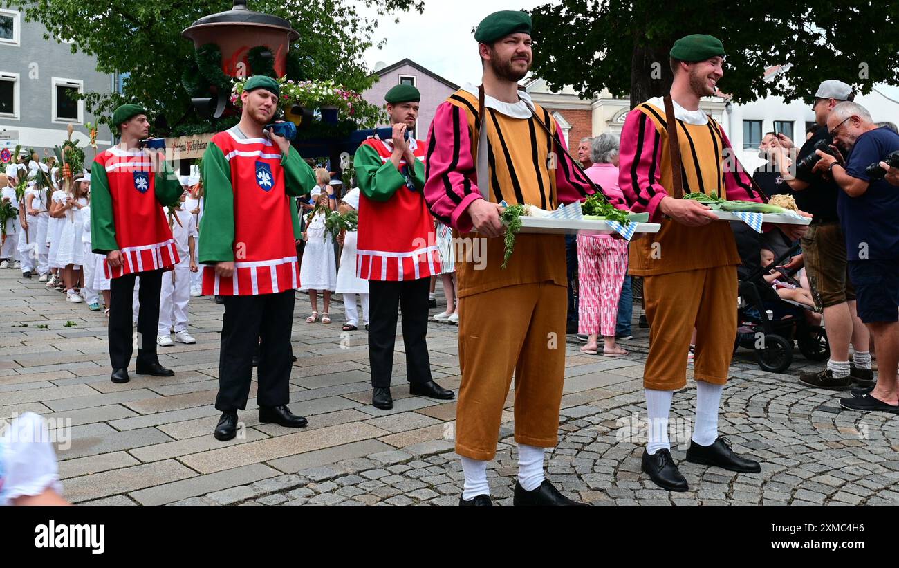 Festa Pichelsteiner a Regen, bassa Baviera, Germania, luglio 26 2024, la processione è pronta, il piatto rappresenta lo stufato Pichelsteiner Foto Stock
