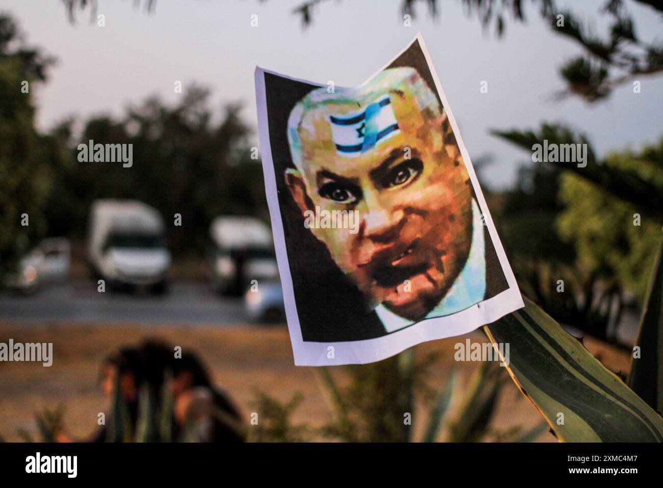 26 luglio 2024, Tunisi, Tunisia: Tunisi, Tunisia. 26 luglio 2024. Immagini del primo ministro israeliano Netanyahu con una bocca sanguinante sono state sollevate durante una manifestazione pro-Palestina fuori dall'ambasciata americana a Tunisi. La manifestazione coincide con la visita ufficiale in corso del primo ministro israeliano Netanyahu negli Stati Uniti, durante la quale si è rivolto al Congresso degli Stati Uniti e ha incontrato il presidente Biden, Kamala Harris e l'ex presidente Trump. I manifestanti di Tunisi hanno sventolato bandiere palestinesi e hanno alzato bandiere a sostegno della resistenza palestinese contro l'occupazione di Israele, condannando al contempo il curre di Israele Foto Stock
