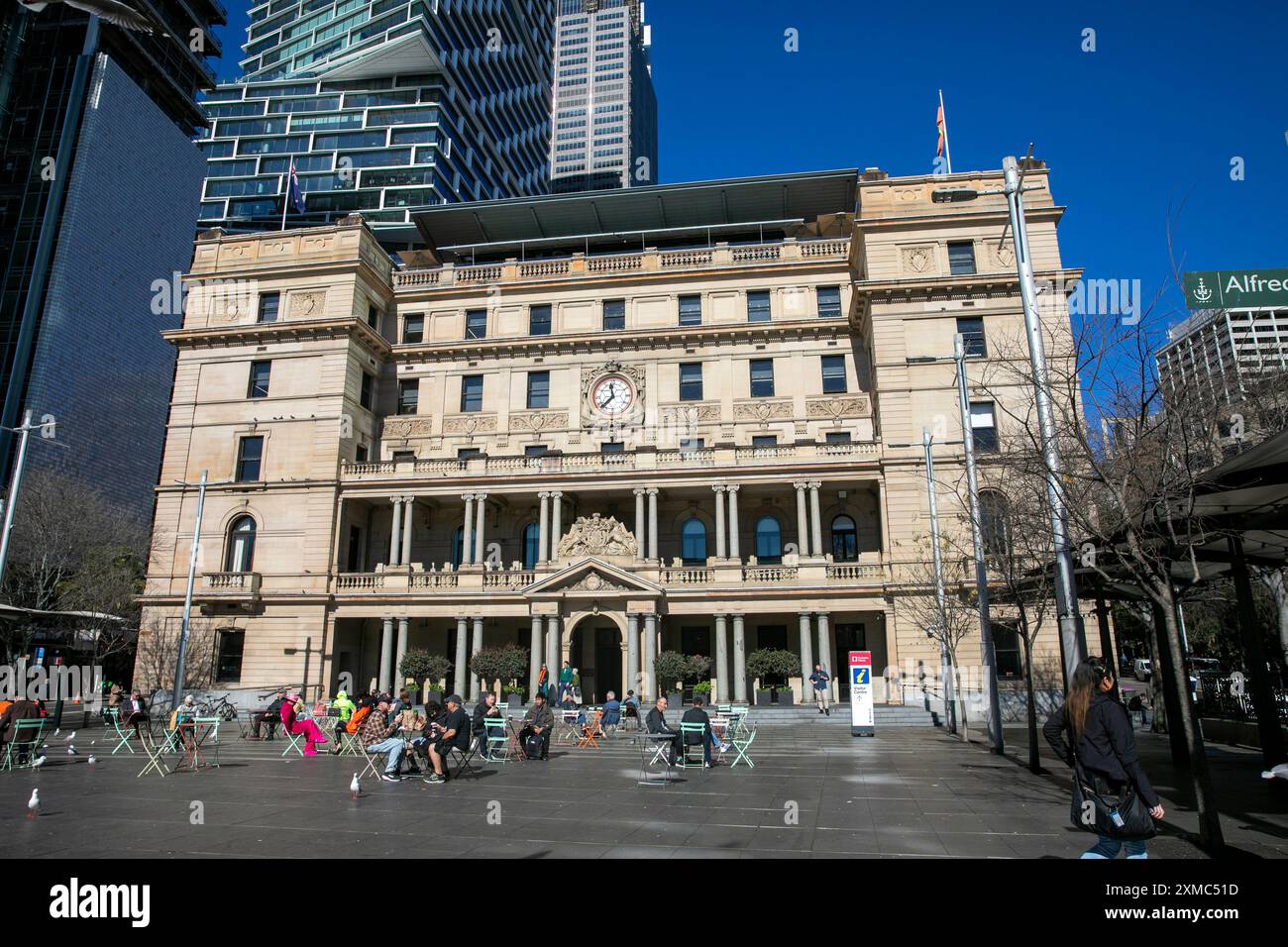 Dogana House, edificio storico in Alfred Street a Circular Quay Sydney con gente che gusta un drink all'esterno, Sydney, Australia Foto Stock