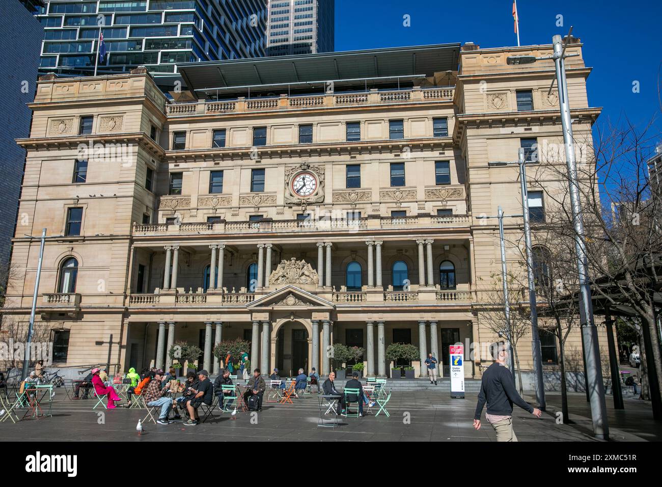 Dogana House, edificio storico in Alfred Street a Circular Quay Sydney con gente che gusta un drink all'esterno, Sydney, Australia Foto Stock