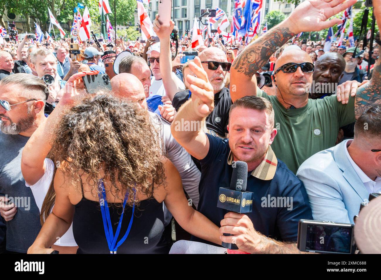 Westminster, Londra, Regno Unito. 27 luglio 2024. I sostenitori di Tommy Robinson si riunirono nello Strand presso la Royal Courts of Justice per una marcia di protesta verso Trafalgar Square. I temi della protesta includono l'immigrazione, e una protesta avversaria organizzata da Stand Up to Racism si sta dirigendo verso la vicina Whitehall con 1000 agenti di polizia in servizio per scoraggiare gli scontri. Tommy Robinson ha partecipato, a capo della folla di manifestanti Foto Stock
