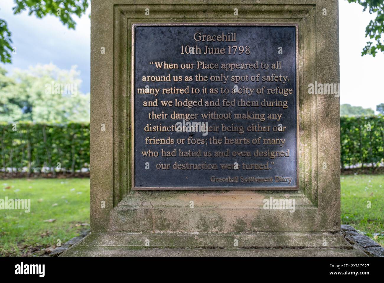 Gracehill, Irlanda del Nord - 26 luglio 2024: L'insediamento storico della Chiesa Morava vince lo status di patrimonio mondiale dell'UNESCO. Firma con un estratto della storia Foto Stock